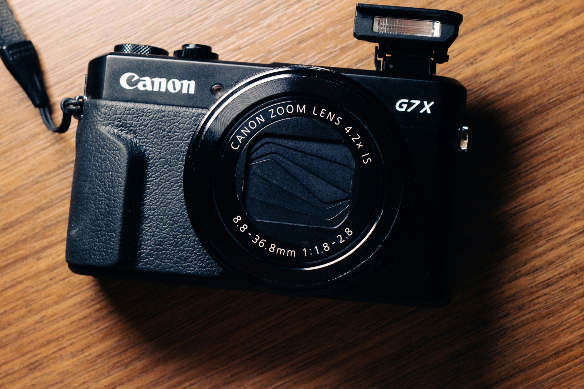KEH Comparison Guide: Canon G7X Mark II vs. Canon PowerShot V1